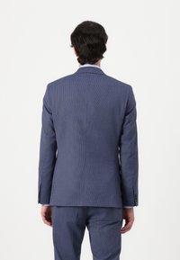 Vīriešu piegriezta uzvalka žakete zila krāsā ar smalku rūtiņu rakstu, strukturētu dizainu un ar iegrieztiem sānu apkaklēm. Iekļautas divas pogas un aizmugures ventilācija.