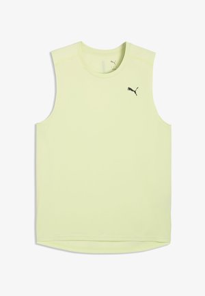 T-shirt de sport sans manches jaune clair Puma avec col rond et logo Puma noir sur la poitrine, posé à plat sur fond blanc.