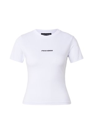 Hvit kortermet tettsittende T-skjorte med rund hals og "PEGADOR" trykt i svart midt på brystet.