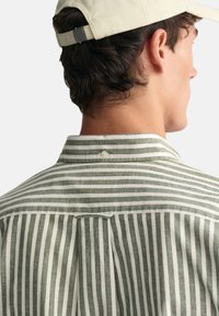 GANT REGULAR FIT DE A RAYAS - Camisa - pine green