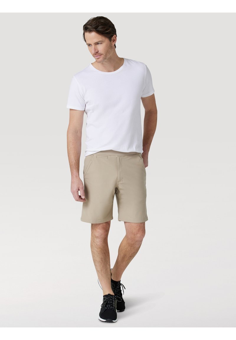 Herren Chino Shorts | Wrangler ALL TERRAIN GEAR FWDS 6 PKT SHORT Shorts aluminum/beige - JK01071 Herren Chino Shorts | Wrangler ALL TERRAIN GEAR FWDS 6 PKT SHORT Shorts aluminum/beige - JK01071