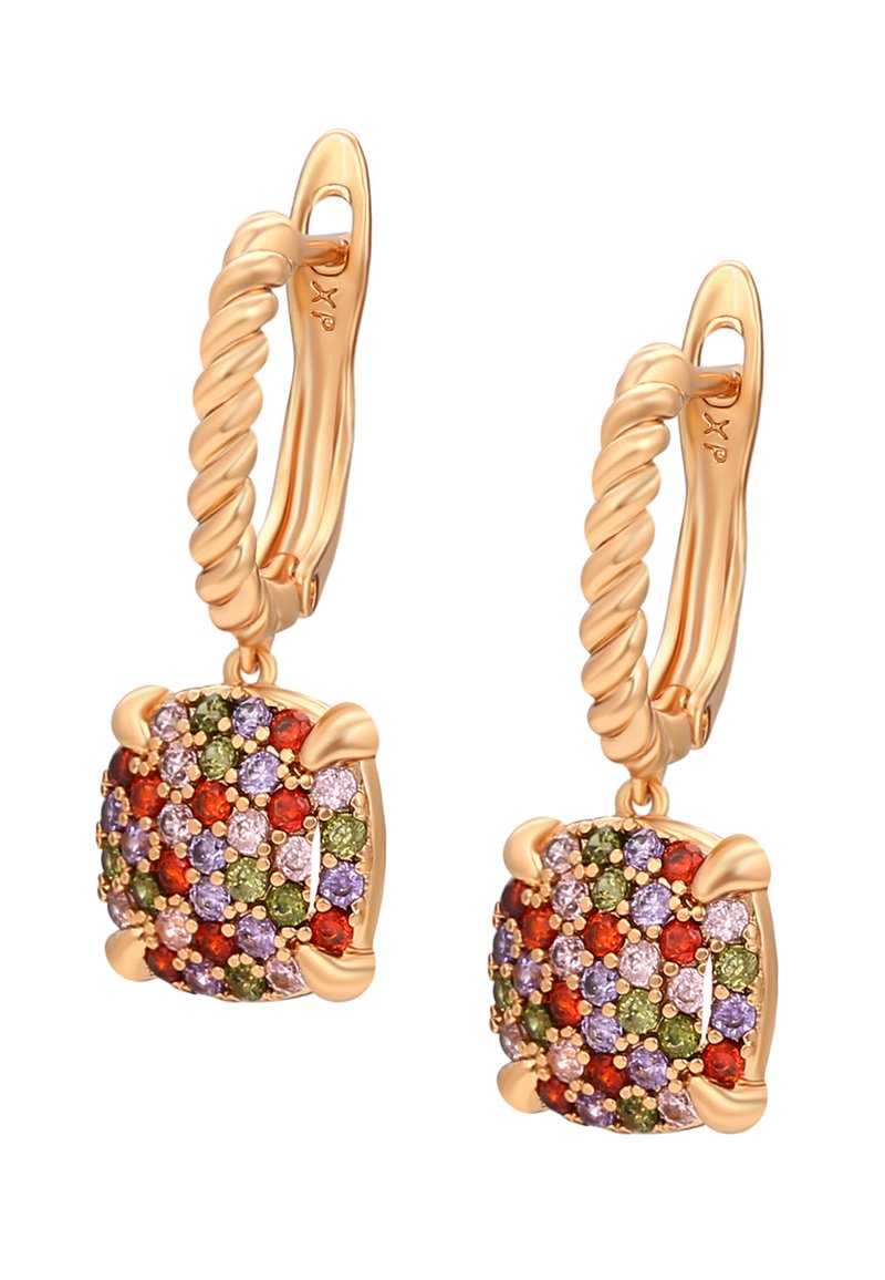 Orecchini a cerchio in tono oro con un pendente quadrato decorato con gemme multicolori. Il pendente ha una superficie texturizzata e scintillante.