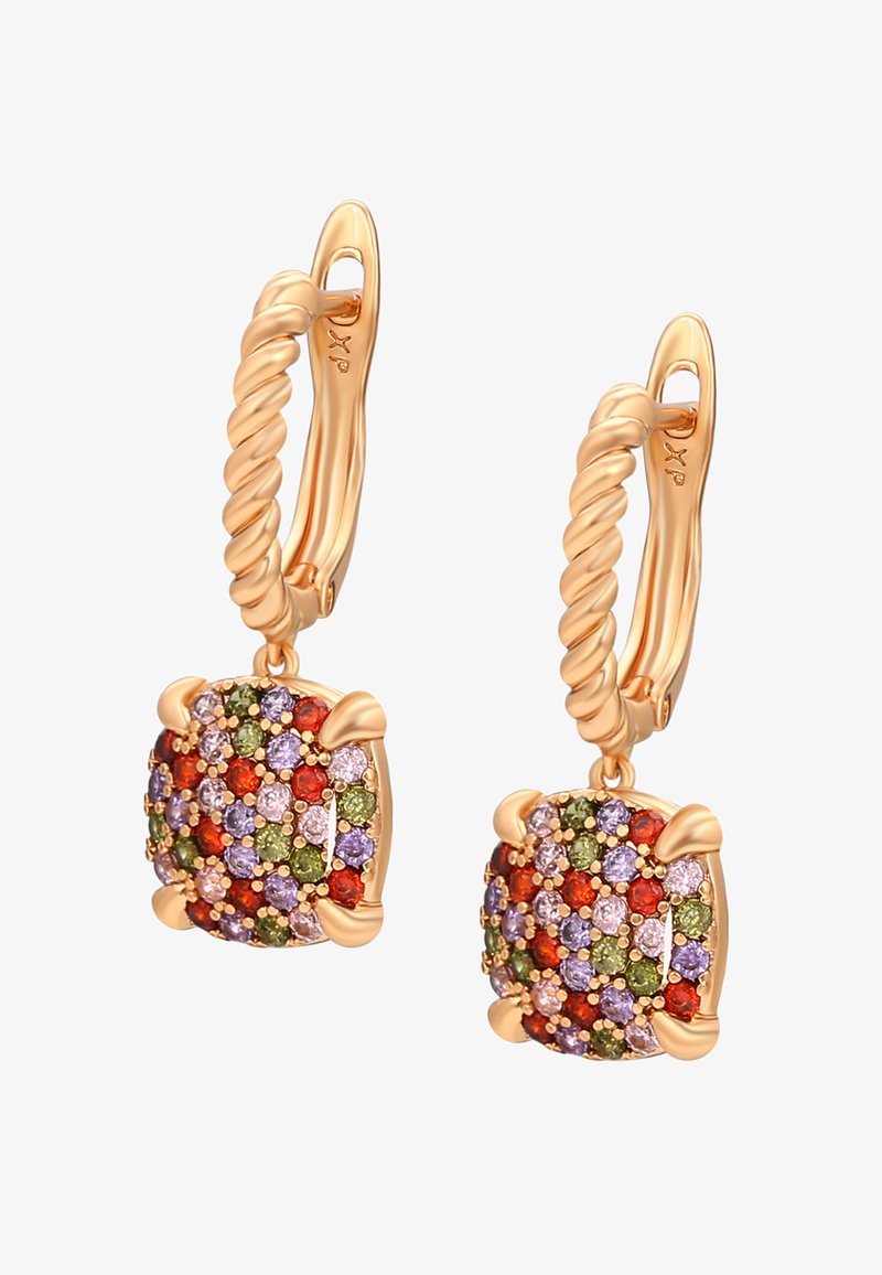 Orecchini a cerchio in tono oro con un pendente quadrato decorato con gemme multicolori. Il pendente ha una superficie texturizzata e scintillante.