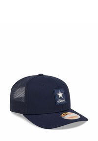 Dunkelblaue Baseballmütze mit einem soliden Vorderteil, Netzseiten und einem quadratischen Logo-Aufnäher mit einem Stern und dem Text "Dallas Cowboys".