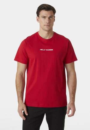 Rode katoenen T-shirt met een ronde hals, korte mouwen en een witte logo "HELLY HANSEN" gedrukt in het midden vooraan.