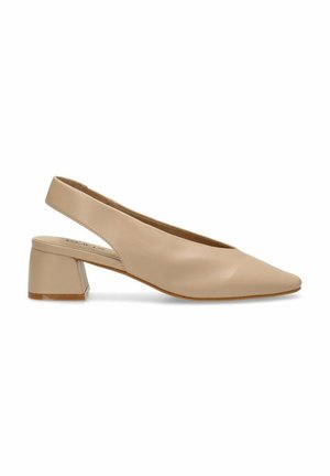 Tacones slingback beige hechos de cuero liso, con punta puntiaguda y un tacón cuadrado bajo. Diseño sencillo con un recorte.