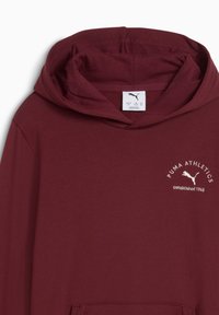 Bordeauxfarbener Kapuzenpulli mit einem weißen Puma Athletics-Logo und "gegründet 1948" auf der Brust, mit einer vorderen Tasche.