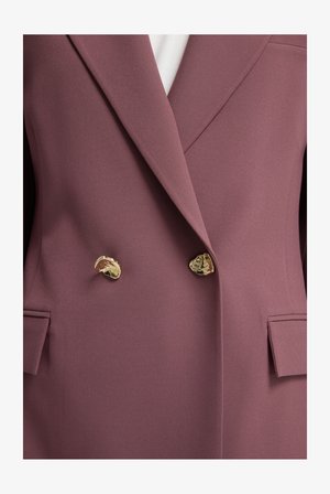 Dubbelzijdig blazer in mauve stof, met gouden hardware knopen, notched revers en voorzakken. Soepele textuur met subtiele glans.