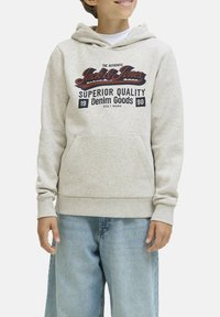 Sweat à capuche gris avec une poche avant, un graphique de logo en marine et rouge, et une capuche à cordon. Coupe ample avec des poignets et un ourlet côtelés.