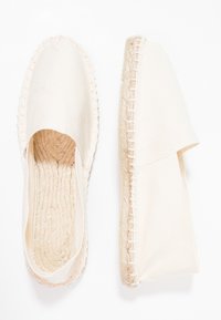 Off-white Canvas-Espadrilles mit runder Zehe und elastischen Seiten. Mit einer geflochtenen Jutesohle und gestickten Details entlang der Kanten.