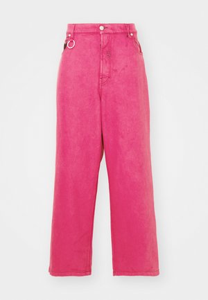 Vaaleanpunaiset leveät farkut, joissa on korkea vyötärö, valmistettu denimistä, varustettu nappi- ja vetoketjukiinnityksellä, vyölenkeillä ja koristeellisella rengasdetaililla.