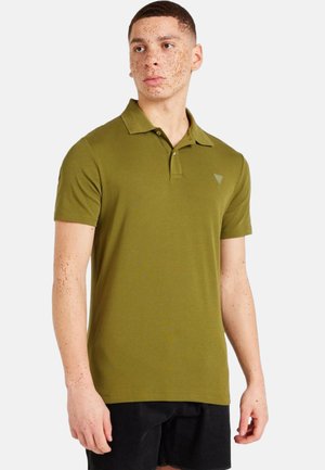 Olijfgroene polo met een kraag, korte mouwen en een klein logo op de borst. Zachte stof en een relaxte pasvorm.