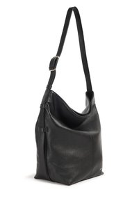 Sac à bandoulière en cuir noir à design souple, doté d'une longue sangle réglable et d'un détail zippé. Texture lisse et forme arrondie.