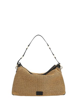 Sac à main tissé beige avec une bandoulière noire réglable, des finitions noires et une petite étiquette logo rectangulaire noire sur le devant.