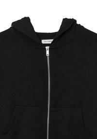 Haut à capuche noir avec fermeture éclair à l'avant et poches kangourou, fabriqué dans un tissu lisse et affichant une étiquette de marque visible à l'intérieur de la zone du cou.