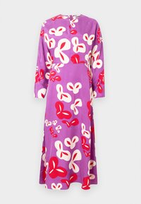 Μωβ φόρεμα από απαλό ύφασμα, με λουλουδένιο σχέδιο σε κόκκινο και λευκό, με μακριά μανίκια και στρογγυλή λαιμόκοψη.