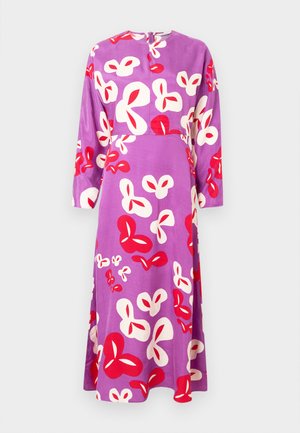 Fialové šaty z hladkej látky s kvetinovým vzorom v červenej a bielej farbe, s dlhými rukávmi a okrúhlym výstrihom.