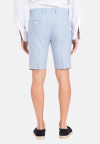 Shorts a righe blu chiaro con un design sartoriale, dotati di passanti per la cintura e due tasche posteriori con chiusura a bottone. La trama è liscia.