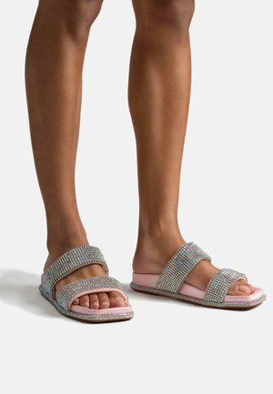 Sandalias con dos correas anchas cubiertas de strass iridiscentes; plantilla de color rosa suave; suela plana; diseño de punta abierta.
