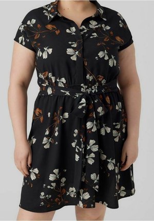 Kortærmet, sort kjole med blomsterprint i hvid og rustfarve. Har en knappet krave, bånd i taljen og en afslappet pasform. Glat stoftekstur.