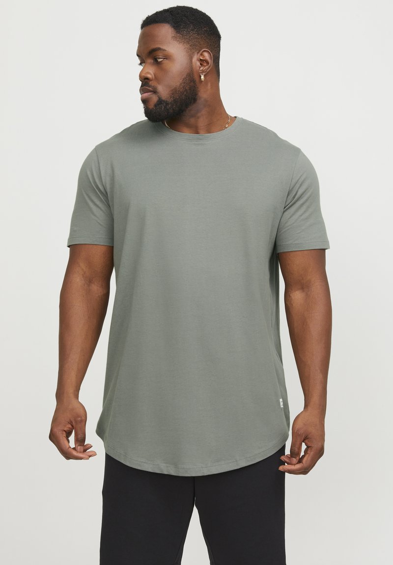Short-sleeve t-shirt in olive green, round neckline, relaxed fit, made of smooth fabric; features a rounded hem and minimal branding detail.