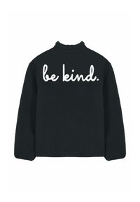 Giacca in pile nera con maniche lunghe e testo ricamato bianco "be kind." sulla parte superiore della schiena.
