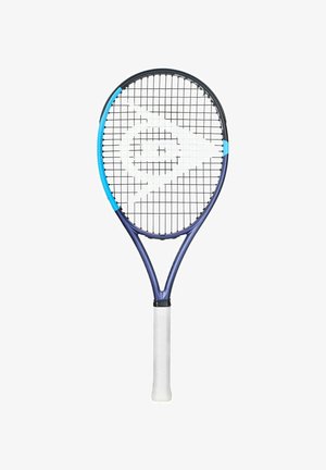 Racchetta da tennis con telaio blu e nero, impugnatura bianca e corde nere con un logo bianco nel piatto corde, su sfondo bianco.