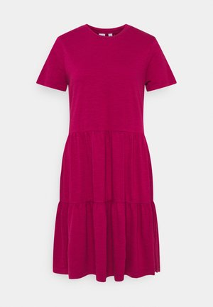 Magenta bawełniana sukienka z krótkimi rękawami, okrągłym dekoltem i falbaniastą spódnicą. Gładka tekstura, swobodny styl, do kolan.