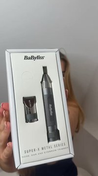 Person holder BaByliss Super-X Metal Series næse-, øre- og øjenbrynstrimmer i hvid detailpakning.