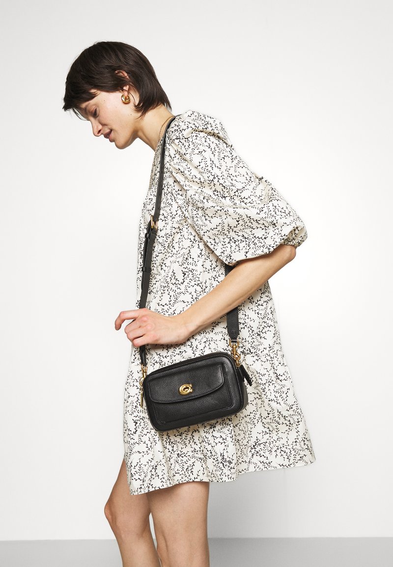 Coach WILLOW CAMERA ADJUSTABLE CROSSBODY Geantă crossbody black