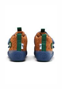 Zwei Kinderschuhe mit einem strukturierten, orangefarbenen Obermaterial, blauen Akzenten und grünen Riemen. Runde Form mit Gummisohlen und Logodetail an der Ferse.