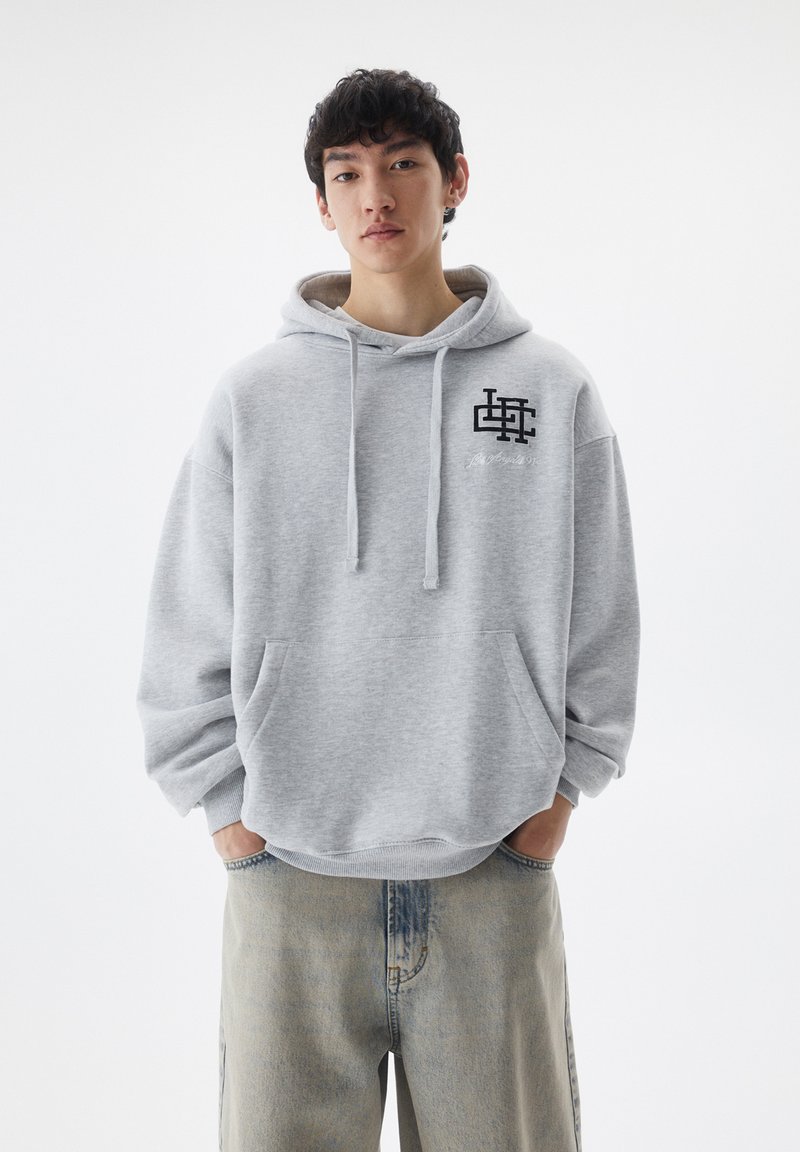 PULL&BEAR - WITH EMBROIDERED DETAIL - Majica s kapuljačom - light grey, Povećaj