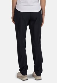 Czarne spodnie outdoorowe o taperedowym kroju, wykonane z lekkiego materiału. Charakteryzują się gładką fakturą i elastycznym paskiem w talii.