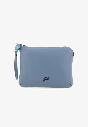 Clutch in pelle azzurra chiaro con chiusura a zip, tracolla e piccolo logo nero al centro in basso.