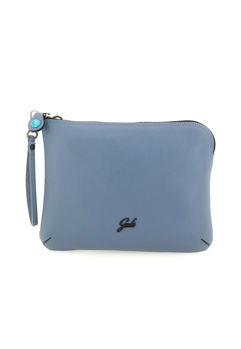 Clutch in pelle azzurra chiaro con chiusura a zip, tracolla e piccolo logo nero al centro in basso.
