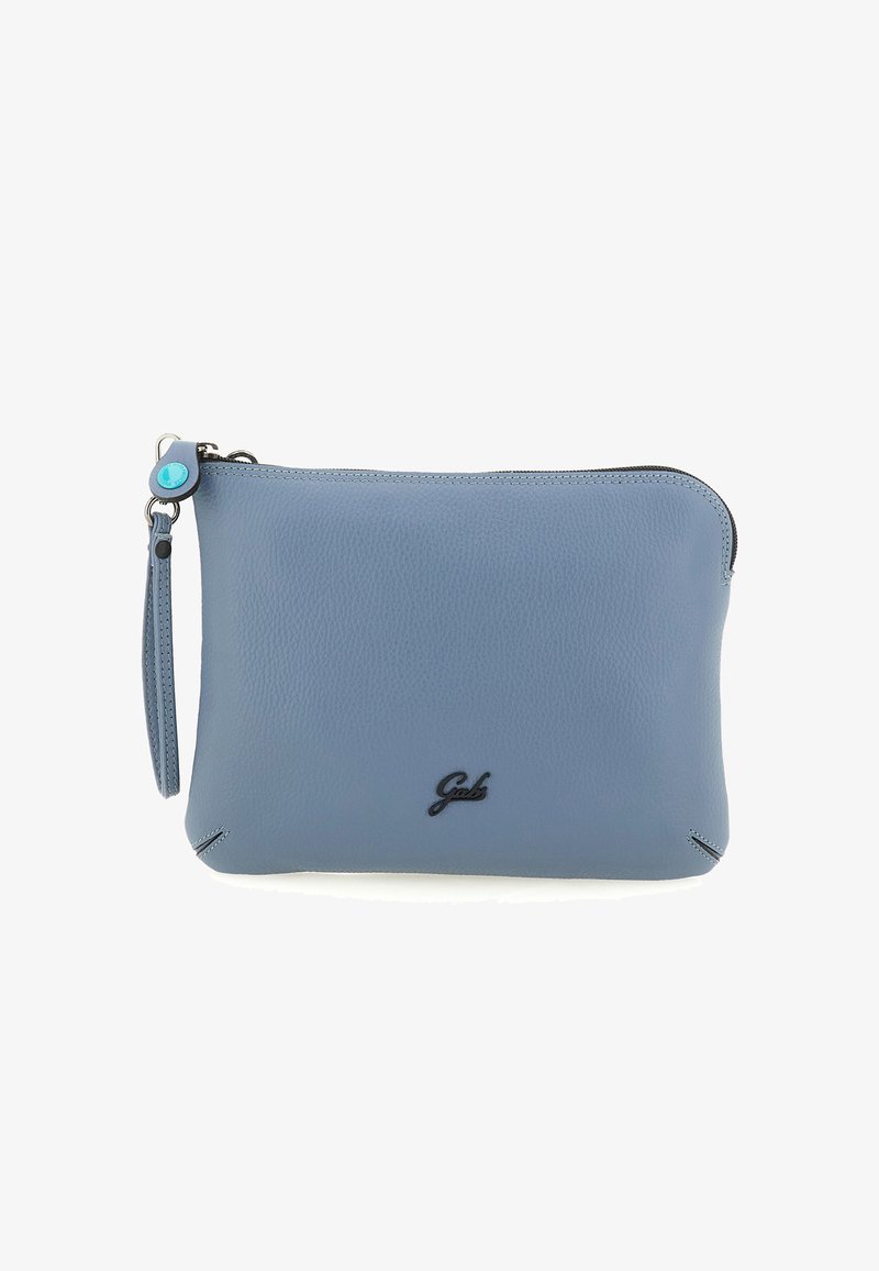 Clutch in pelle azzurra chiaro con chiusura a zip, tracolla e piccolo logo nero al centro in basso.