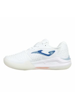 Weißer Sportschuh mit strukturiertem Obermaterial, Schnürverschluss, dicker Sohle und blauem Logo an der Seite, von der Außenseite gezeigt.