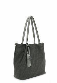 Grande borsa tote grigia con superficie testurizzata, due manici lunghi e un accento decorativo a nappina. Presenta un dettaglio in metallo circolare.