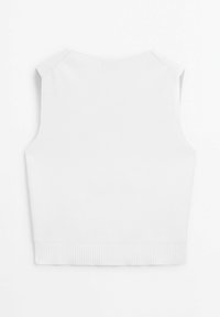 Biały dziergany top bez rękawów z prążkowanym wykończeniem na dole, okrągłym dekoltem i prostym tyłem, ułożony płasko na białym tle.