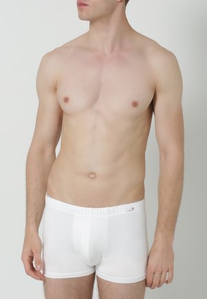 Witte katoenen boxershorts met een zachte textuur, voorzien van een elastische tailleband en een voorkantzak voor ondersteuning.