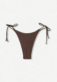 Bas de bikini marron avec des fines brides à nouer sur les côtés, un design minimaliste et une taille haute pour une silhouette élégante.
