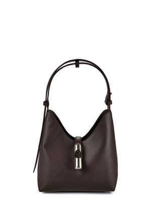 Dunkelbraune Lederhandtasche mit einem einzelnen Tragegriff oben und einem silbernen Metallverschluss vor einem einfarbigen weißen Hintergrund.