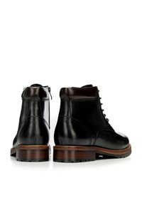 Černé kožené boty s hladkým povrchem, s hnědým detailem na límci, tkaničkami vpředu a odolnou gumovou podrážkou.