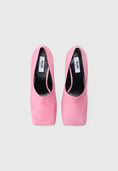 Ροζ σουέτ πλατφόρμες με λείο υλικό, στρογγυλή μύτη και βαθύ σχέδιο με κοψίματα. Μαύρο δερμάτινο εσωτερικό και ορατή επωνυμία.