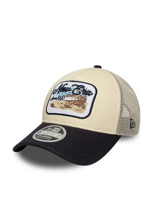 Gorra ajustable New Era 9FORTY en beige y negro con parte trasera de malla, parche frontal que muestra una escena de playa y texto "New Era Since 1920".
