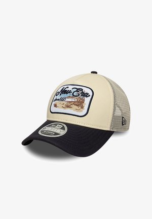 Gorra ajustable New Era 9FORTY en beige y negro con parte trasera de malla, parche frontal que muestra una escena de playa y texto "New Era Since 1920".