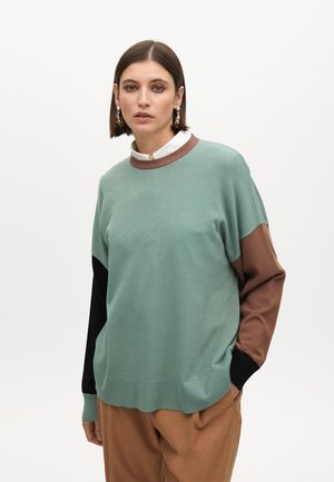Türkiser Pullover mit braunen, schwarzen und weißen Akzenten, rundem Halsausschnitt, gerippten Bündchen und lockerer Passform. Glatte Textur, lässiges Design.