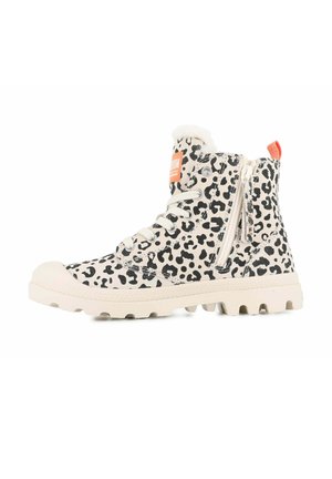 Bottes montantes en imprimé léopard beige et noir, avec un tissu texturé, des lacets à l'avant, une fermeture éclair sur le côté et un col rembourré en blanc.