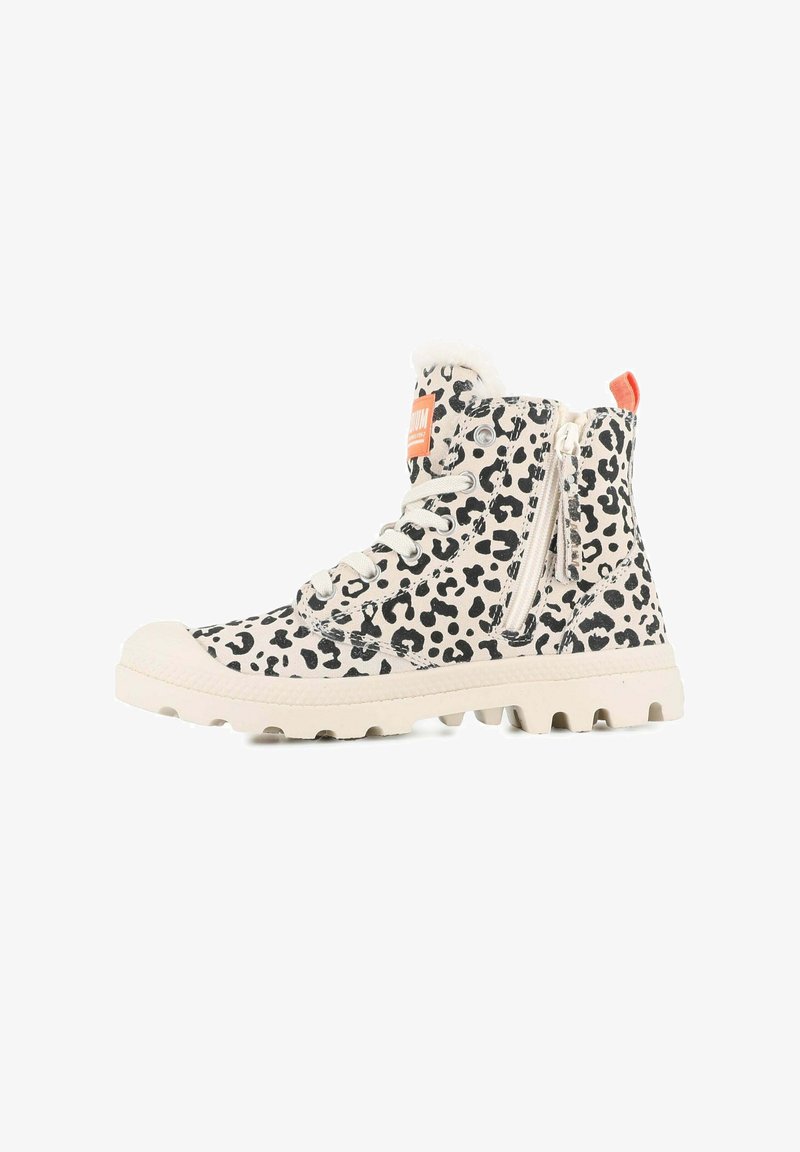 Botas altas de leopardo en beige y negro, con un tejido texturizado, cordones en la parte delantera, cremallera lateral y un collar acolchado en blanco.