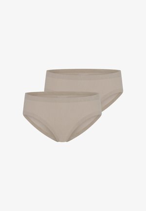Due mutandine beige senza cuciture da donna in stile slip, con un delicato nome del marchio stampato sulla fascia in vita e una texture del tessuto liscia.